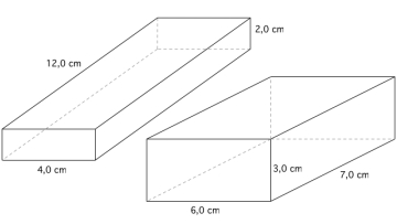 Vesntre prismet har sider 12,0 cm, 4,0 cm og 2,0 cm. Det høyre har sider 6,0 cm, 3,0 cm og 7,0 cm